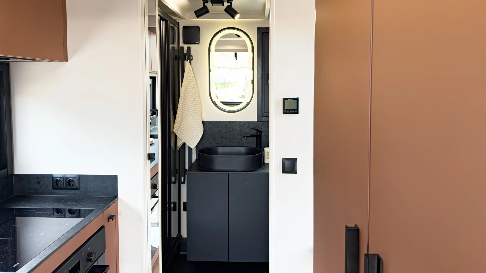cuisine et salle de bain tiny house européenne de 16m2 Sunrise Prestige par Mobi House cuisine et salle de bain tiny house européenne de 16m2 Sunrise Prestige par Mobi House
