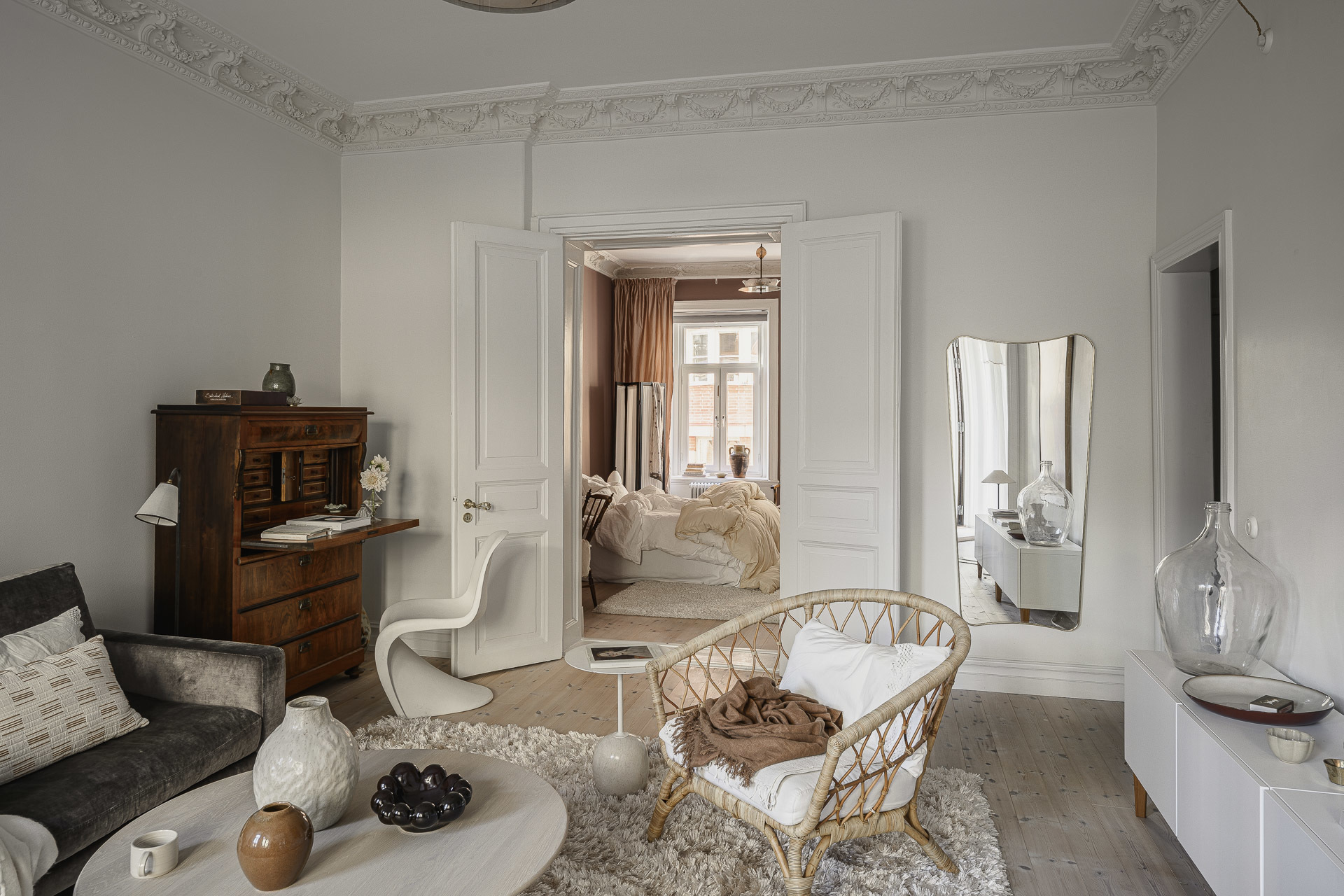 salon avec moulures appartement 1900 décoration scandinave