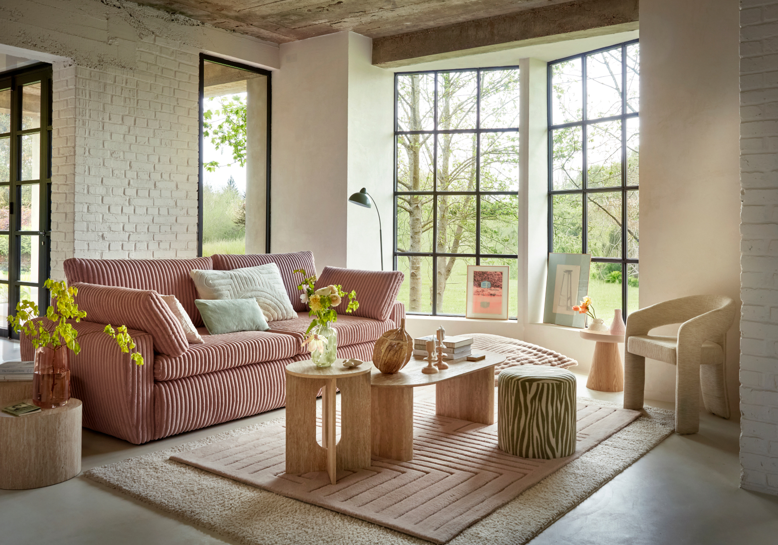 salon mur briques blanches et canapé rayé rouge blanc nouvelle collection But automne hiver 2026 salon mur briques blanches et canapé rayé rouge blanc nouvelle collection But automne hiver 2026
