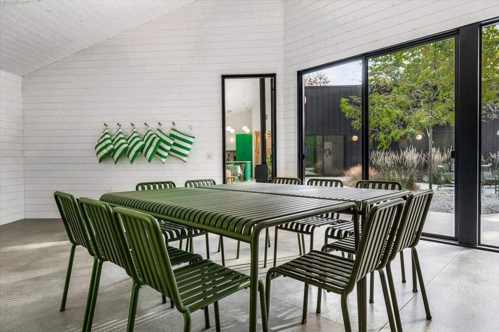 salle à manger avec baies vitrées décoration contemporaine et vintage maison d'architecte avec piscine Lac Michigan