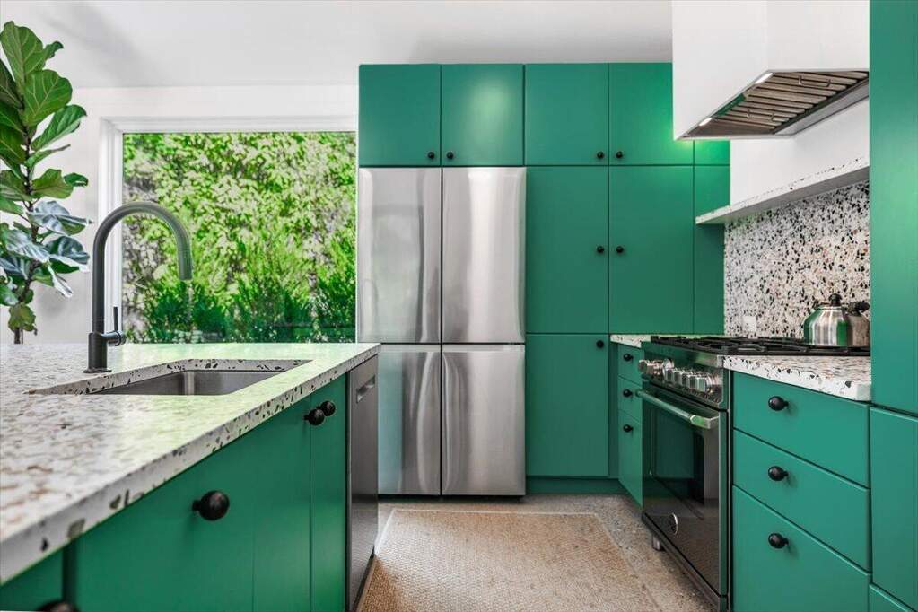 cuisine ouverte verte et terrazzo gris décoration contemporaine et vintage maison d'architecte avec piscine Lac Michigan