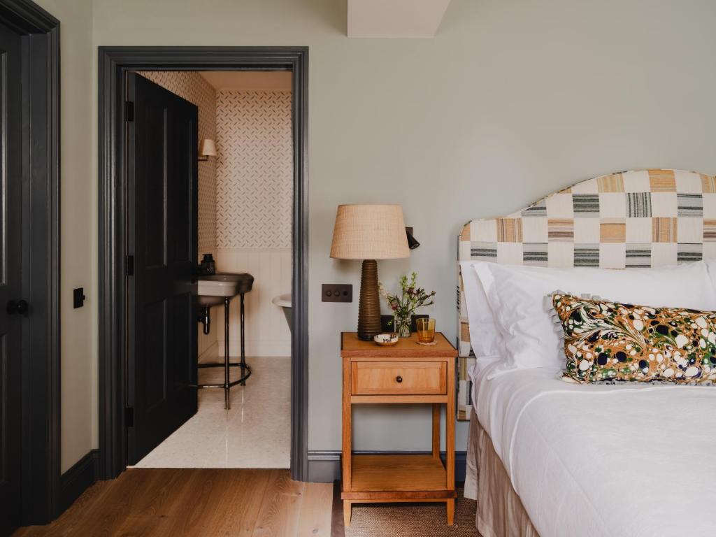 chambre murs vert pâle décoration classique chic charmant appartement de 56m2 Cotswolds chambre murs vert pâle décoration classique chic charmant appartement de 56m2 Cotswolds