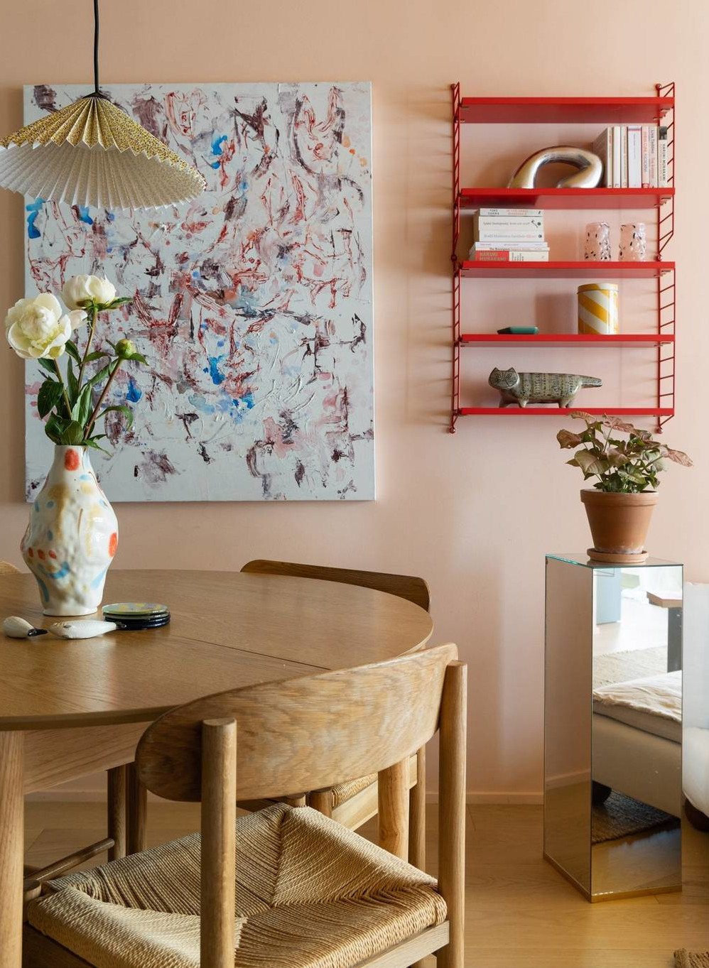 salle à manger murs rose deux-pièces 34m2 décoration scandinave vintage et colorée
