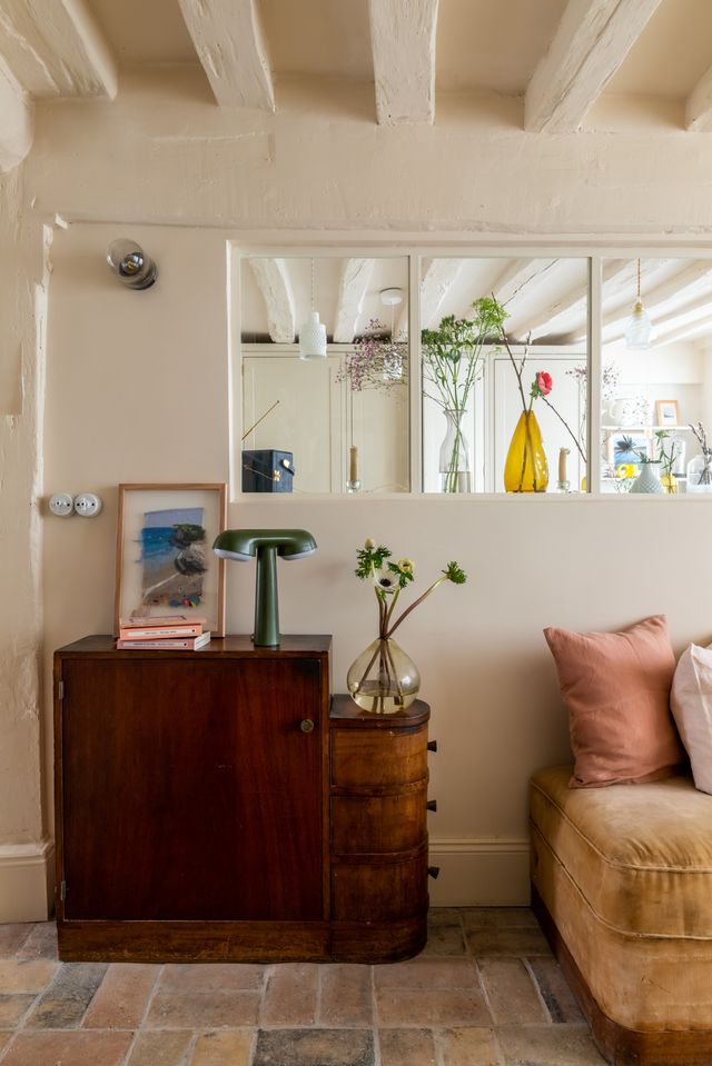 couloir avec carrelage terre cuite et poutres décoration rustique chic appartement à Paris Bastille dans ancien garage avec cour Photo : © Agathe Tissier couloir avec carrelage terre cuite et poutres décoration rustique chic appartement à Paris Bastille dans ancien garage avec cour Photo : © Agathe Tissier
