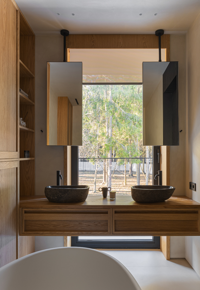 salle de bain avec fenêtre design décoration contemporaine neutre