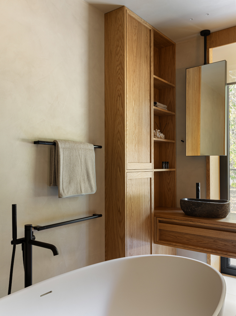 salle de bain avec fenêtre design décoration contemporaine neutre