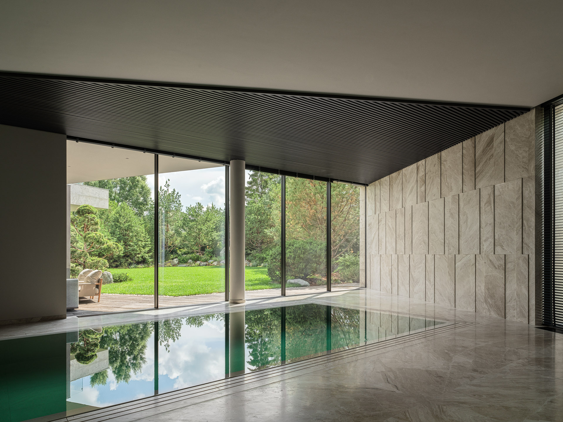 piscine intérieure avec baie vitrée décoration contemporaine maison contemporaine