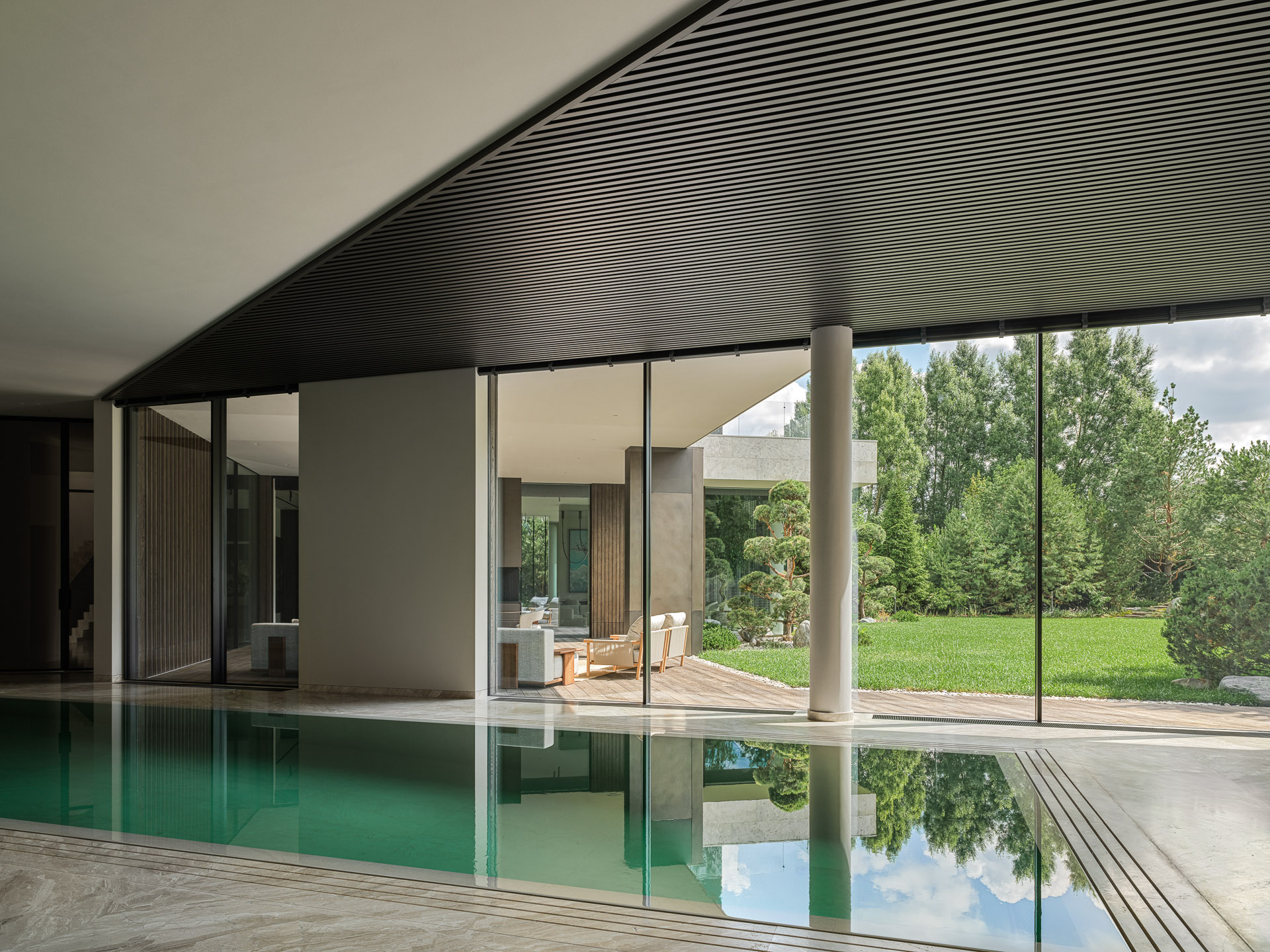 piscine intérieure avec baie vitrée décoration contemporaine maison contemporaine