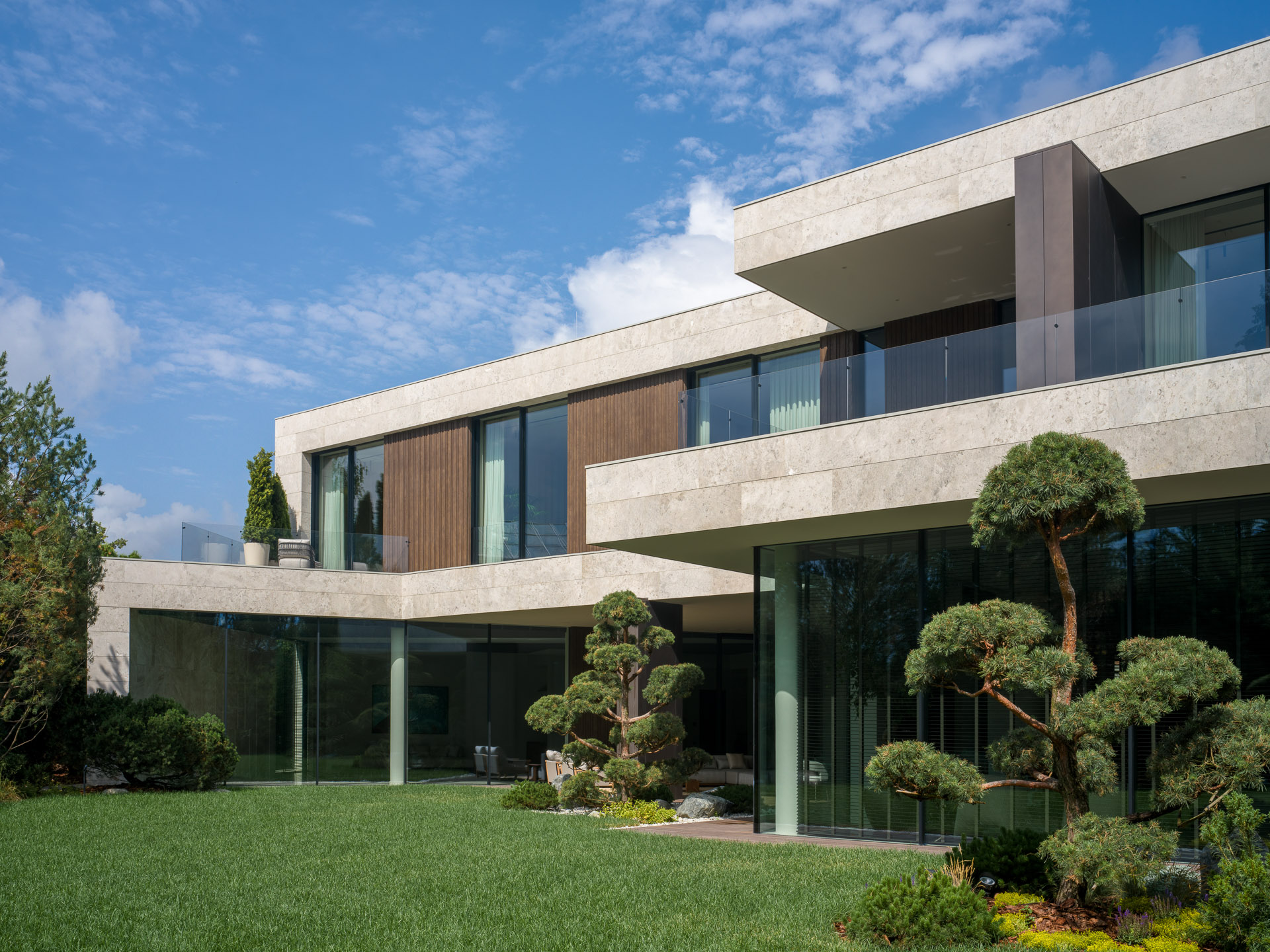 vaste maison contemporaine en béton inspirée des cinq éléments