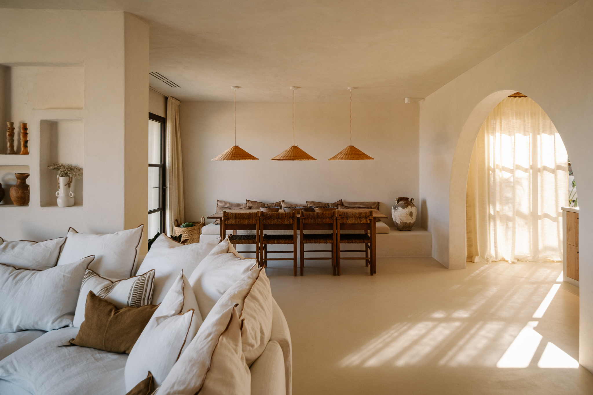 salon et salle à manger décoration naturelle villa méditerranéenne contemporaine et passive avec piscine salon et salle à manger décoration naturelle villa méditerranéenne contemporaine et passive avec piscine