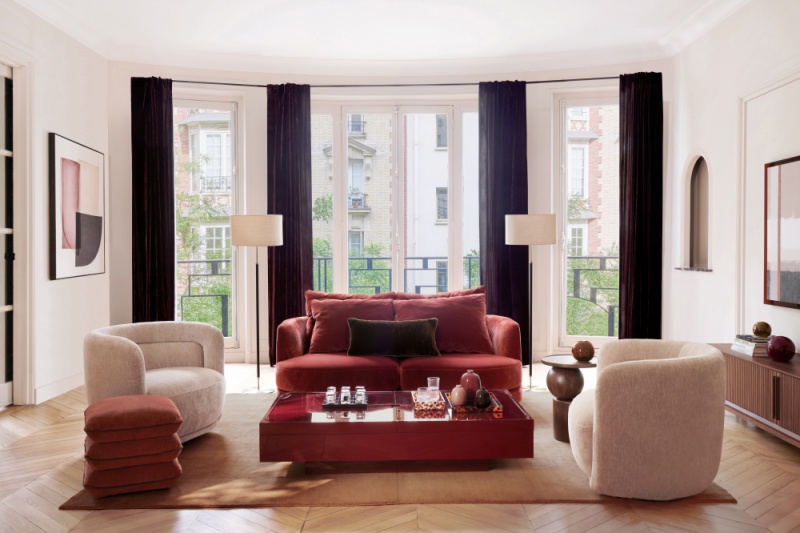 salon avec canapé rouge collection AMPM 2026/2027 automne hiver