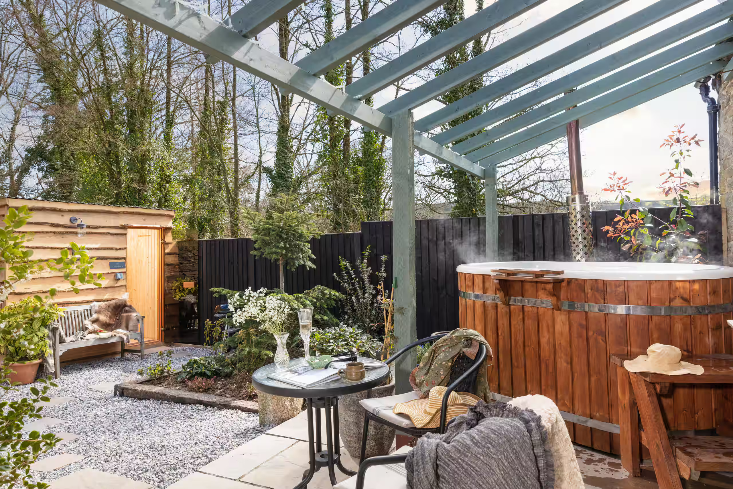 terrasse avec pergola et bain nordique