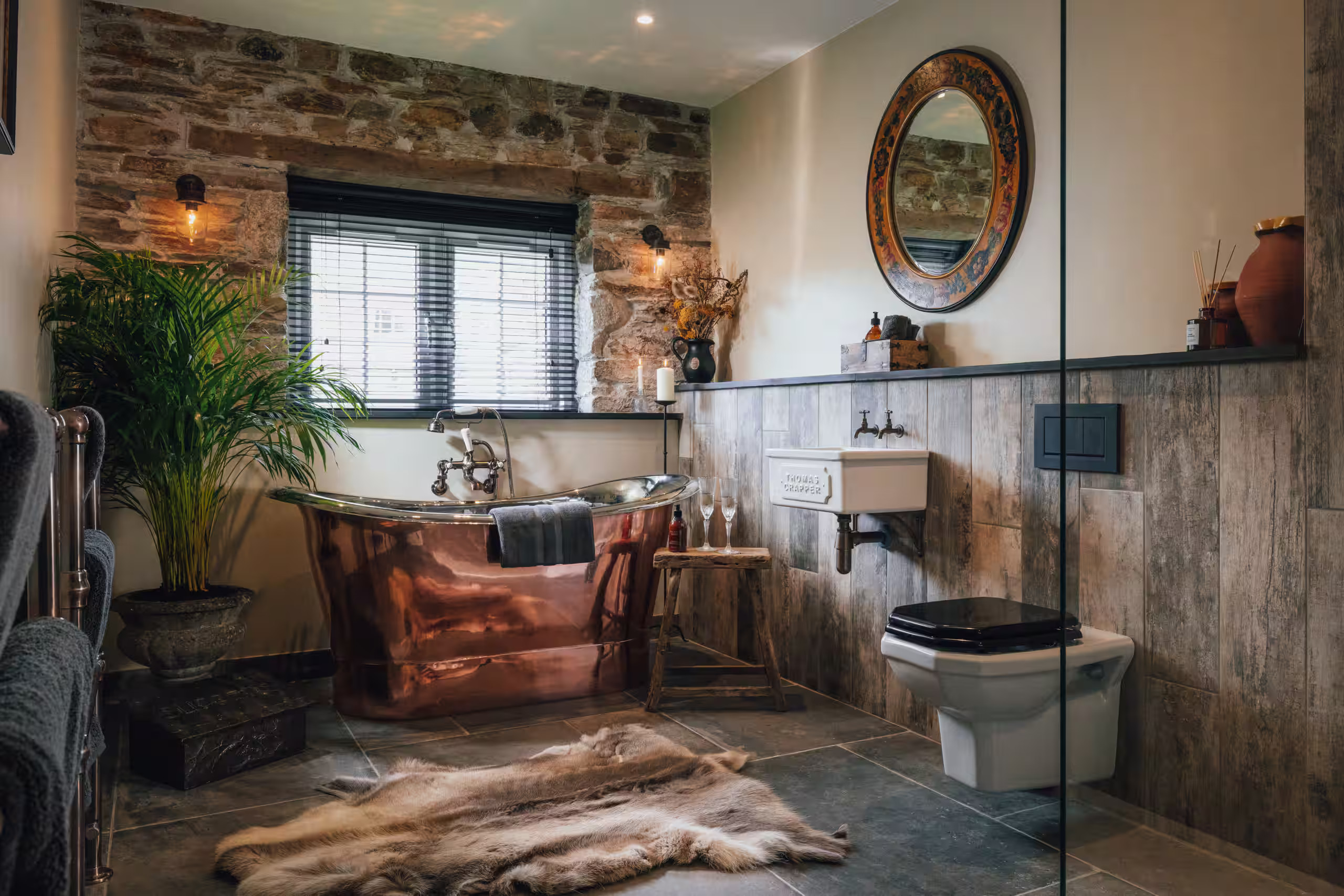 salle de bain avec baignoire îlot cuivre vintage décoration rustique chic ancienne grange en pierres Cornouailles