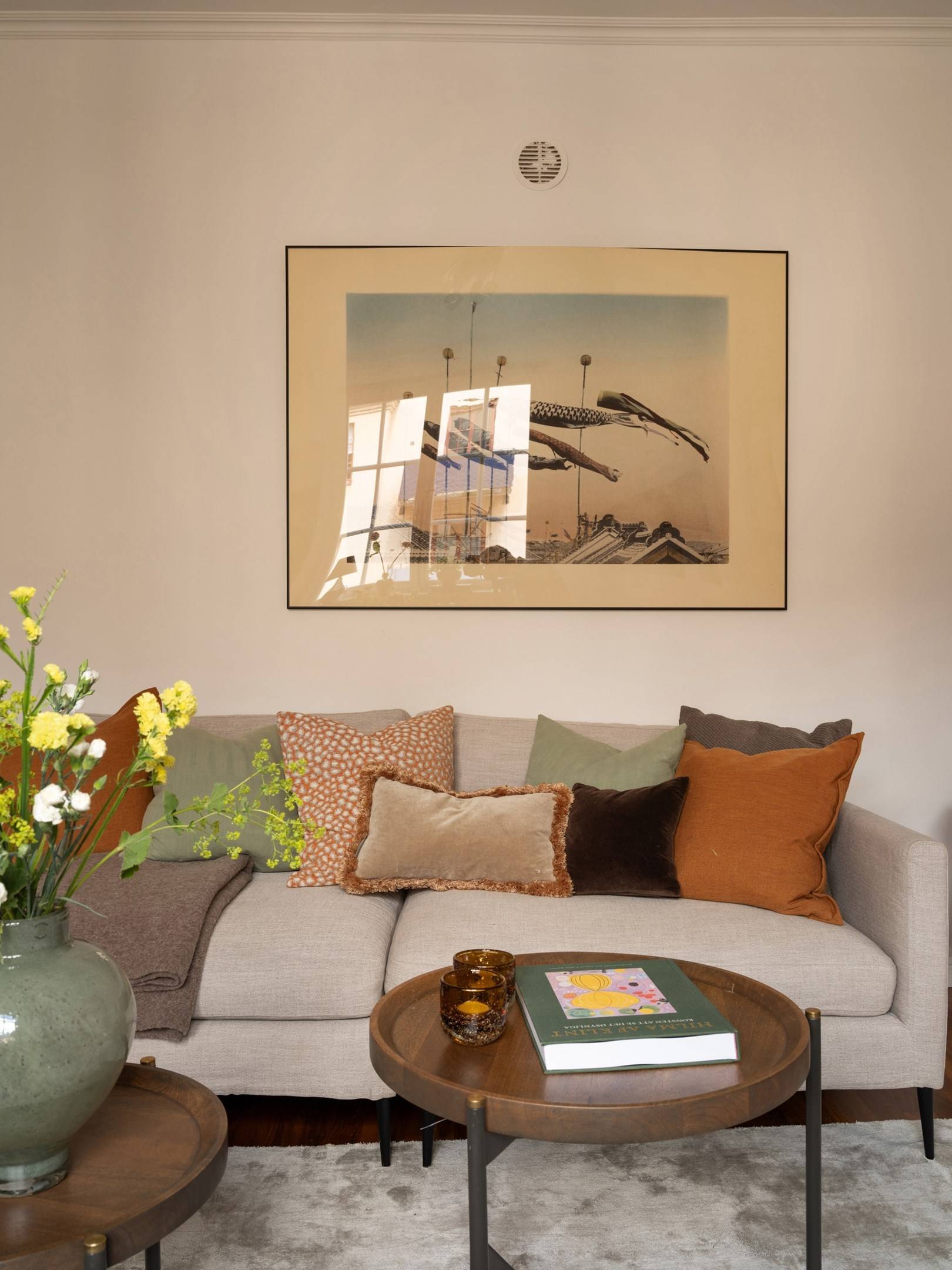 living room 31sqm studio Scandinavian decor in neutral tons