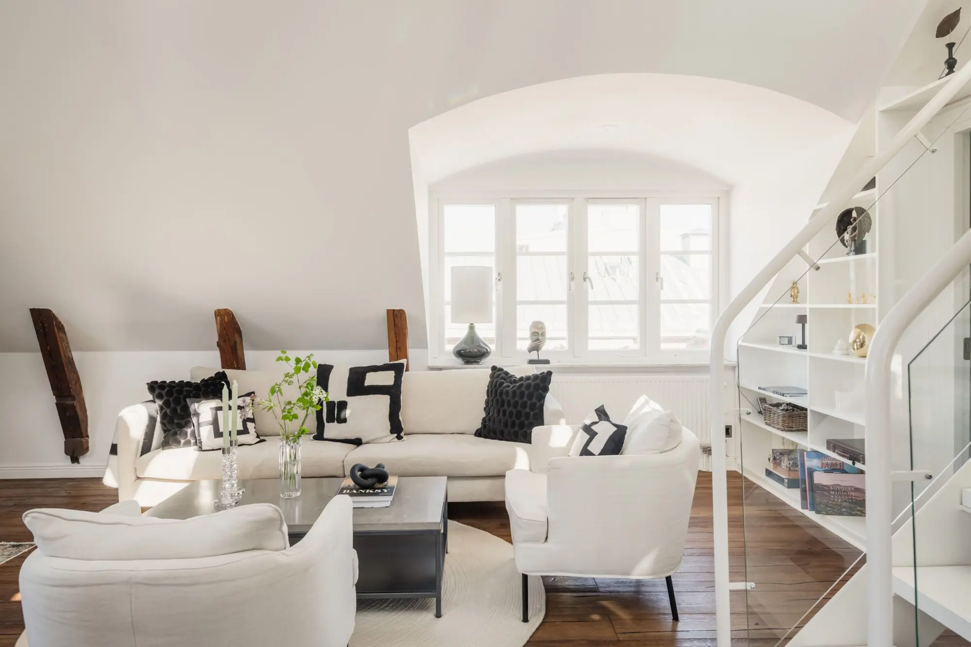 salon avec mezzanine appartement sous les combles décoration scandinave monochrome salon avec mezzanine appartement sous les combles décoration scandinave monochrome