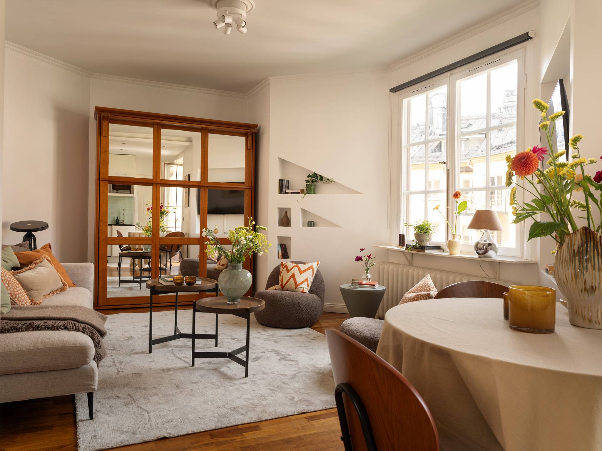 living room 31sqm studio Scandinavian decor in neutral tons