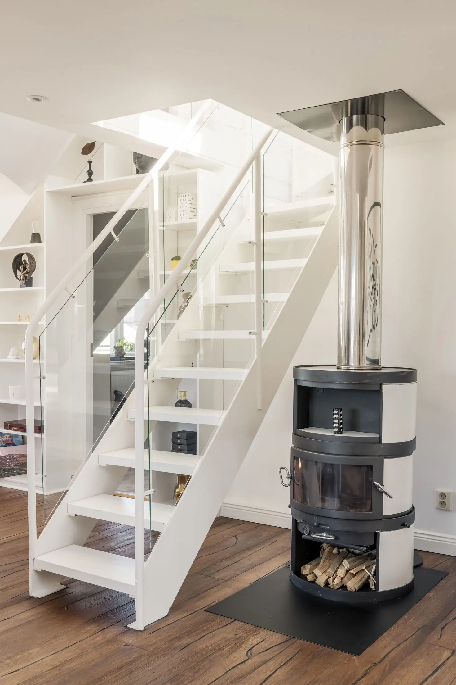 salon avec escalier et poêle appartement sous les combles décoration scandinave monochrome salon avec escalier et poêle appartement sous les combles décoration scandinave monochrome