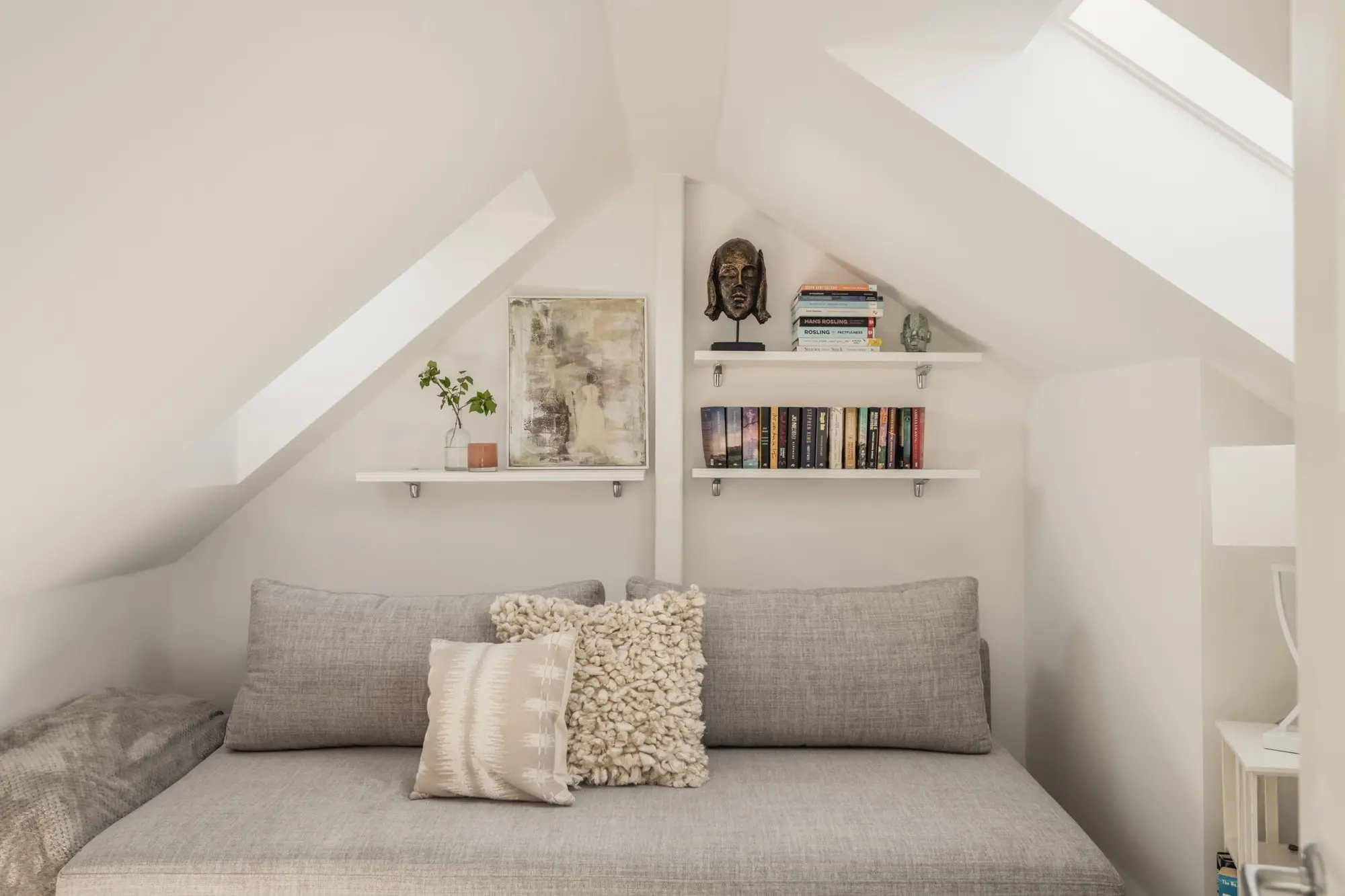 salon mansardé sur mezzanine appartement sous les combles décoration scandinave monochrome salon mansardé sur mezzanine appartement sous les combles décoration scandinave monochrome