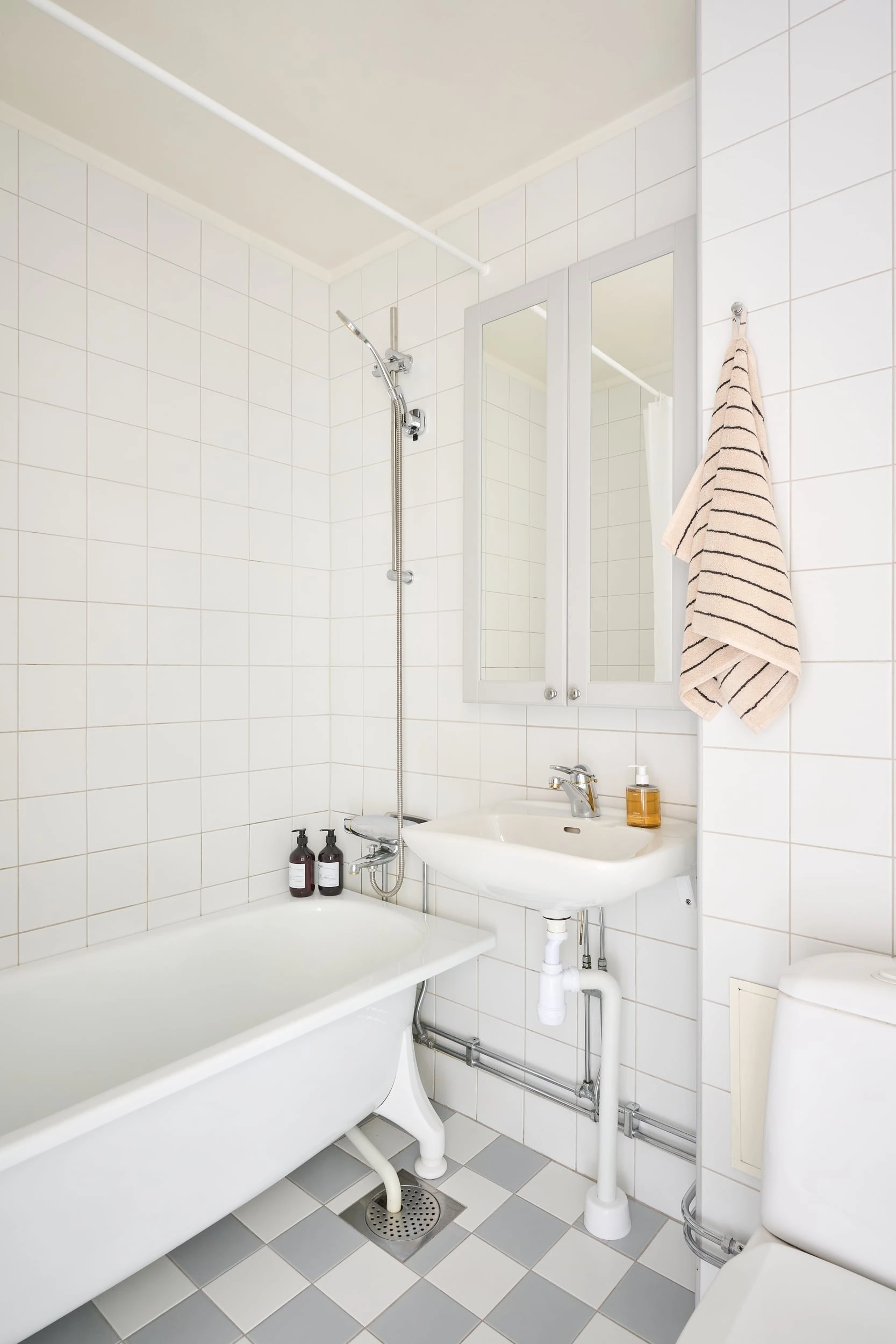 salle de bain vintage décoration scandinave petit appartement de 49m2 sol à damier gris et blanc