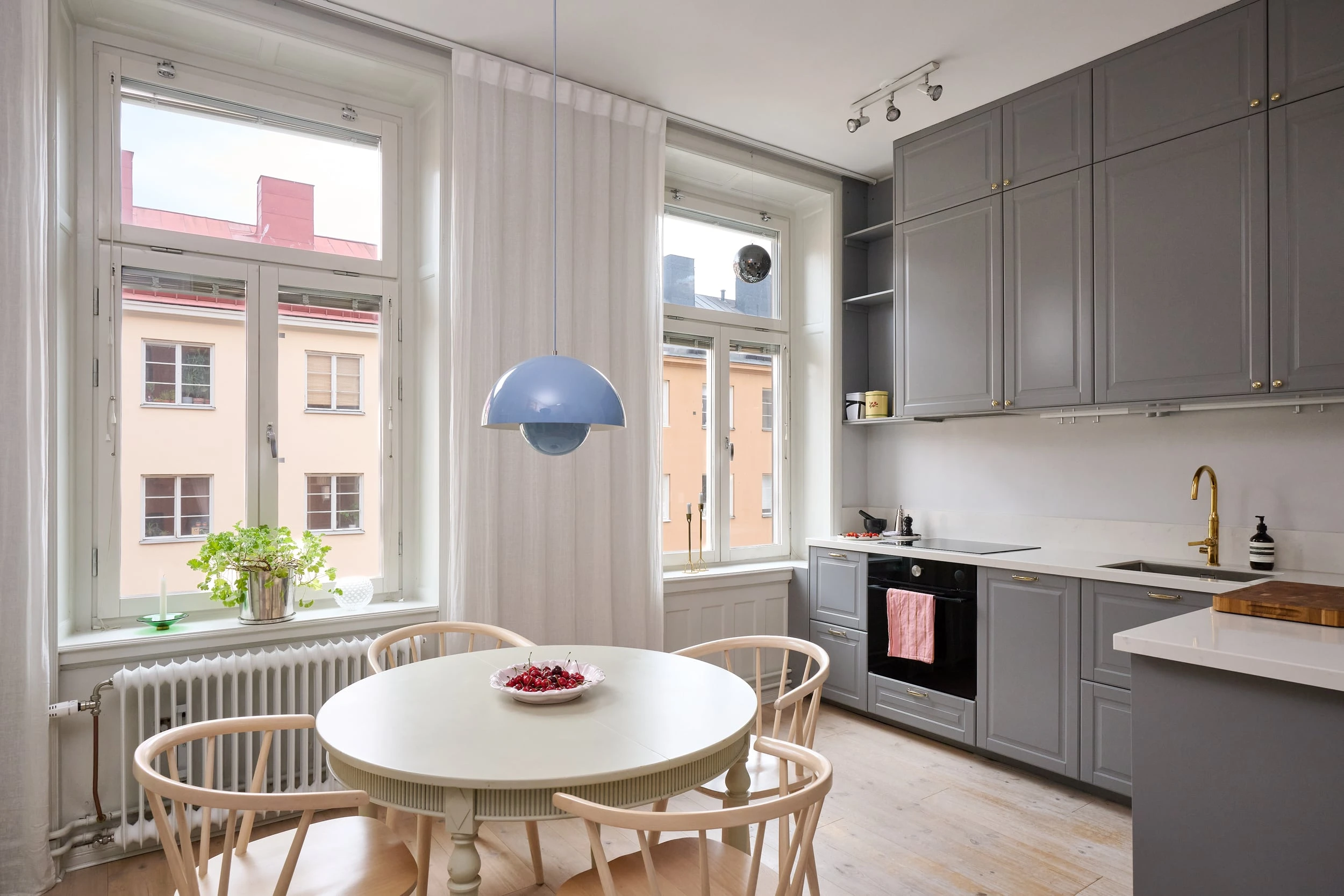 cuisine shaker grise avec salle à manger décoration scandinave petit appartement de 49m2