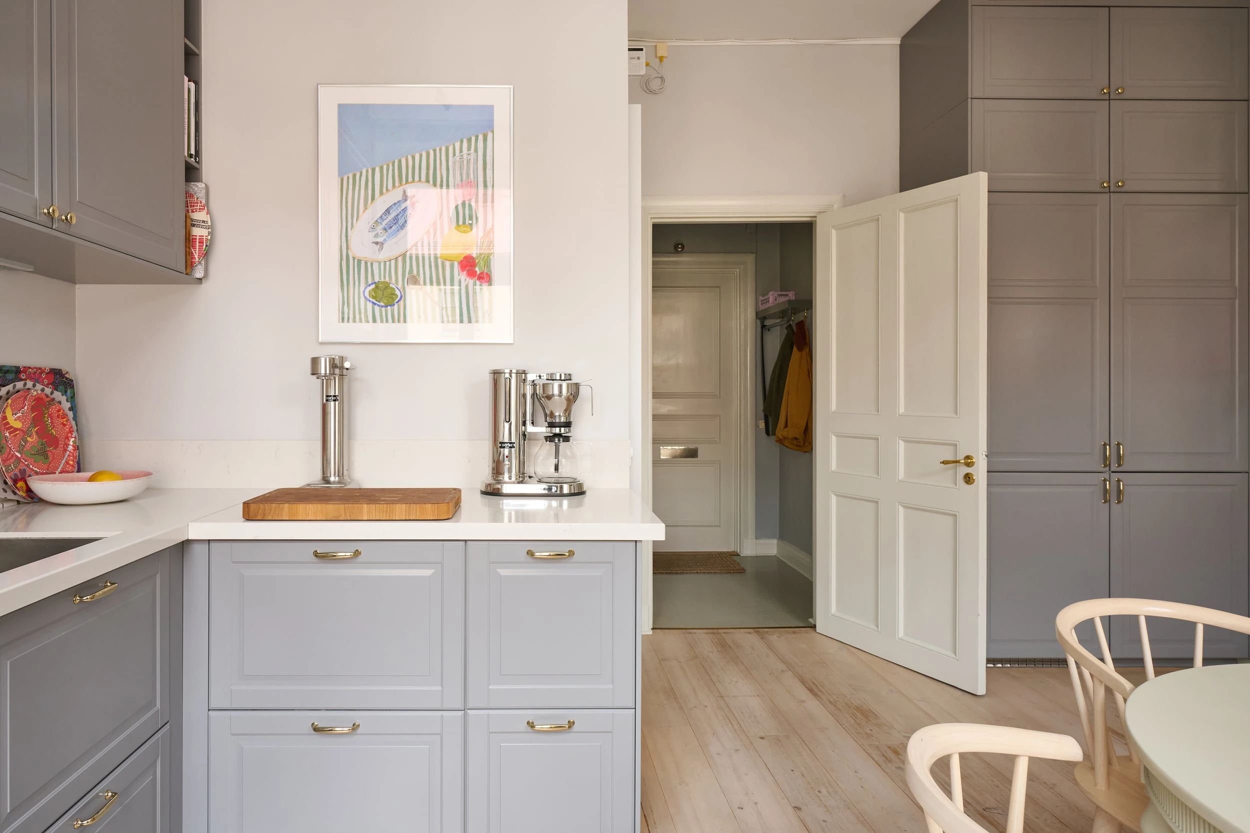 cuisine shaker grise avec salle à manger décoration scandinave petit appartement de 49m2