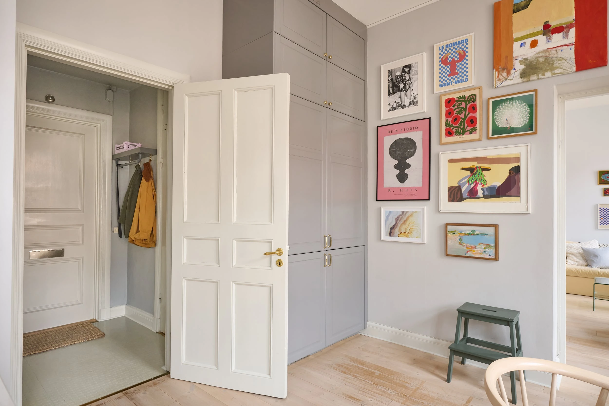 cuisine shaker grise avec salle à manger décoration scandinave petit appartement de 49m2