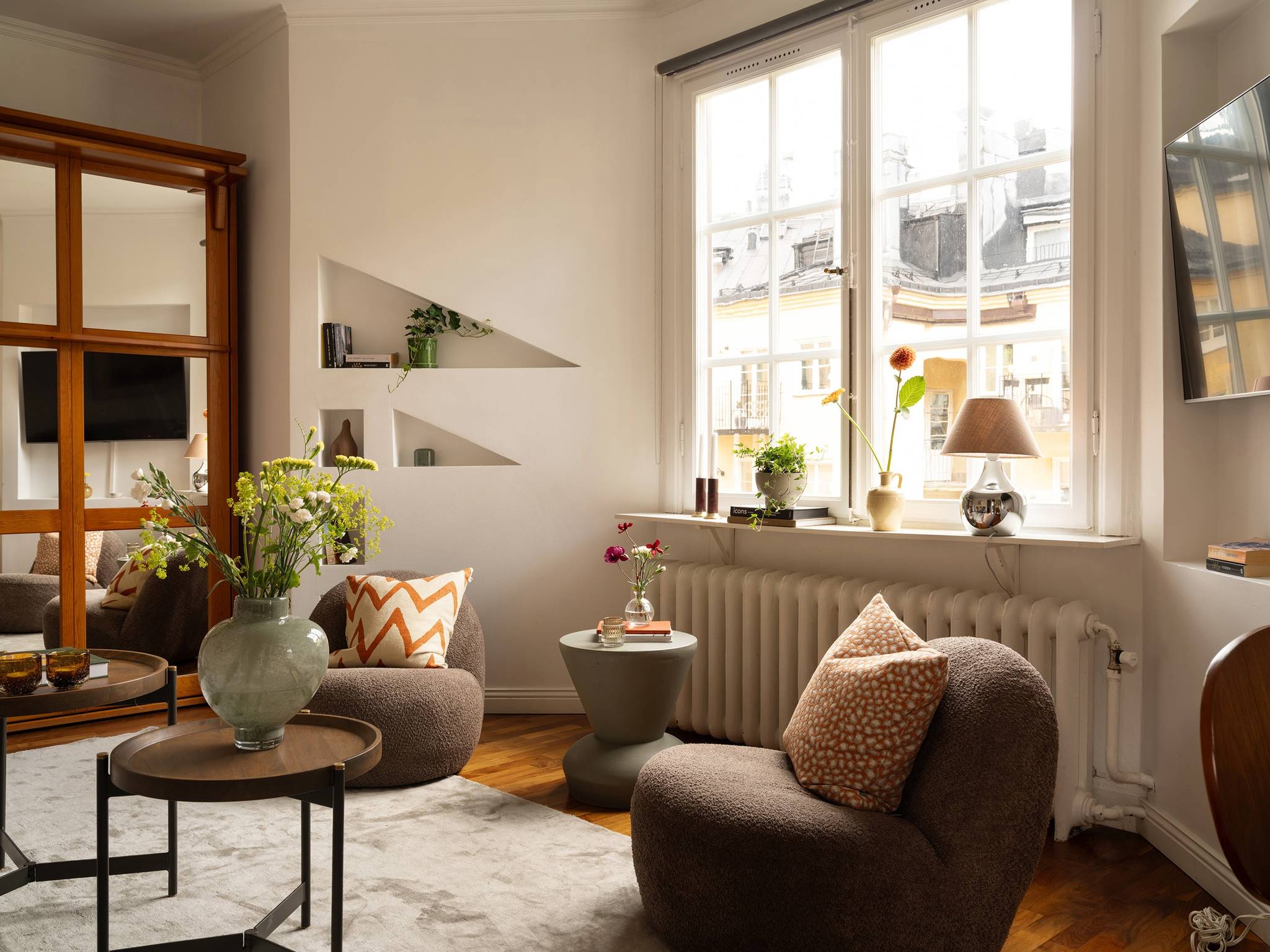 living room 31sqm studio Scandinavian decor in neutral tons