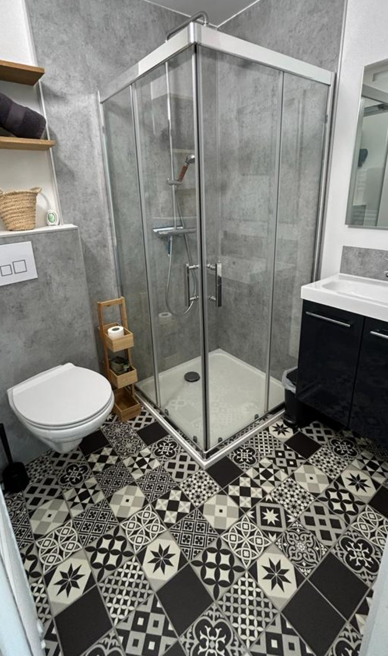 salle de bain petite maison française de 56m2 Boximby en bois