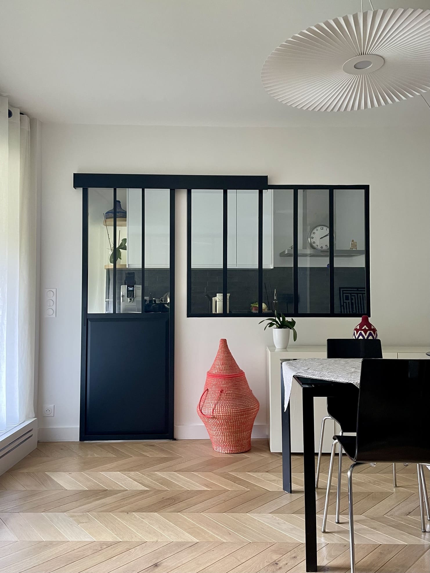 salle à manger et cuisine avec verrière décoration contemporaine appartement 110m2 Paris Photo : © Charlotte Gille salle à manger et cuisine avec verrière décoration contemporaine appartement 110m2 Paris Photo : © Charlotte Gille