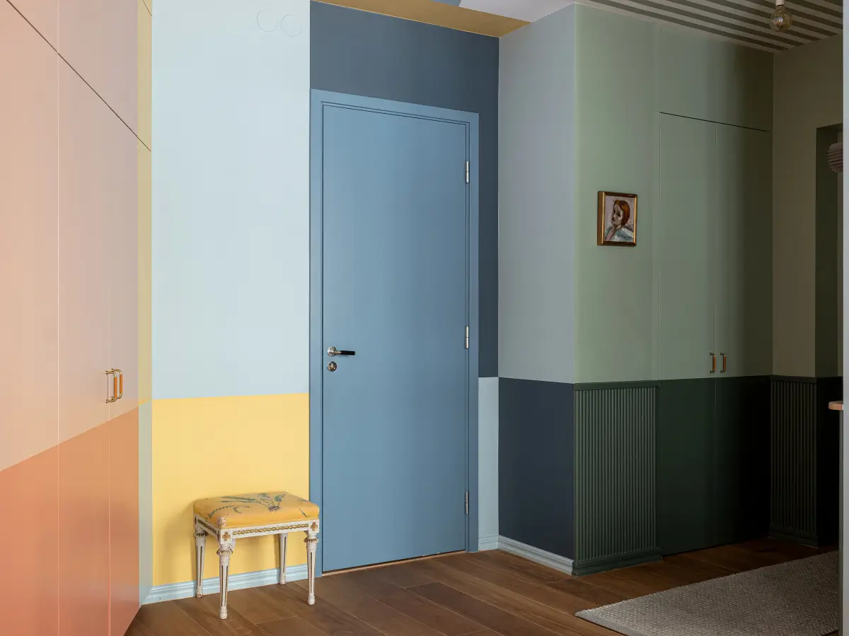 entrée plafond rayé bleu et blanc décoration colorée style color-blocking entrée plafond rayé bleu et blanc décoration colorée style color-blocking