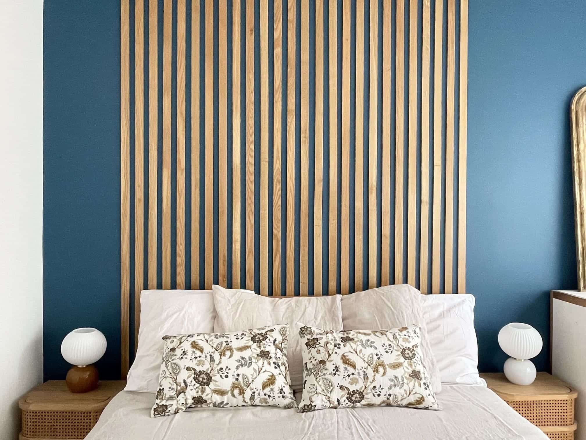 chambre bleue décoration contemporaine appartement 110m2 Paris Photo : © Charlotte Gille chambre bleue décoration contemporaine appartement 110m2 Paris Photo : © Charlotte Gille