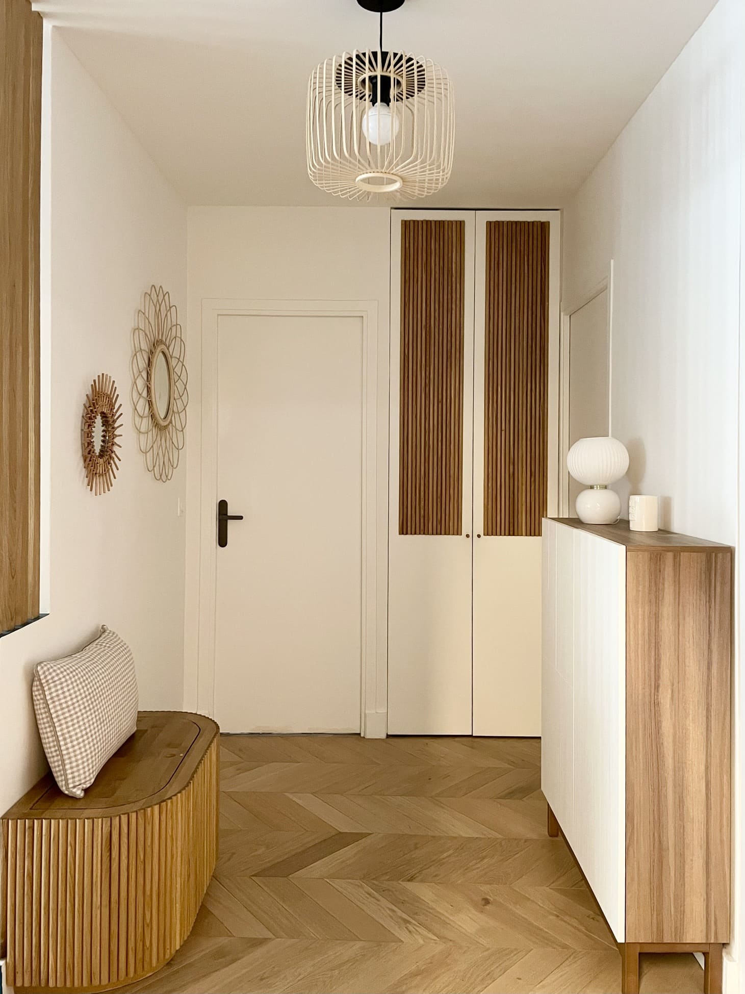 entrée avec banc décoration contemporaine appartement 110m2 Paris Photo : © Charlotte Gille entrée avec banc décoration contemporaine appartement 110m2 Paris Photo : © Charlotte Gille