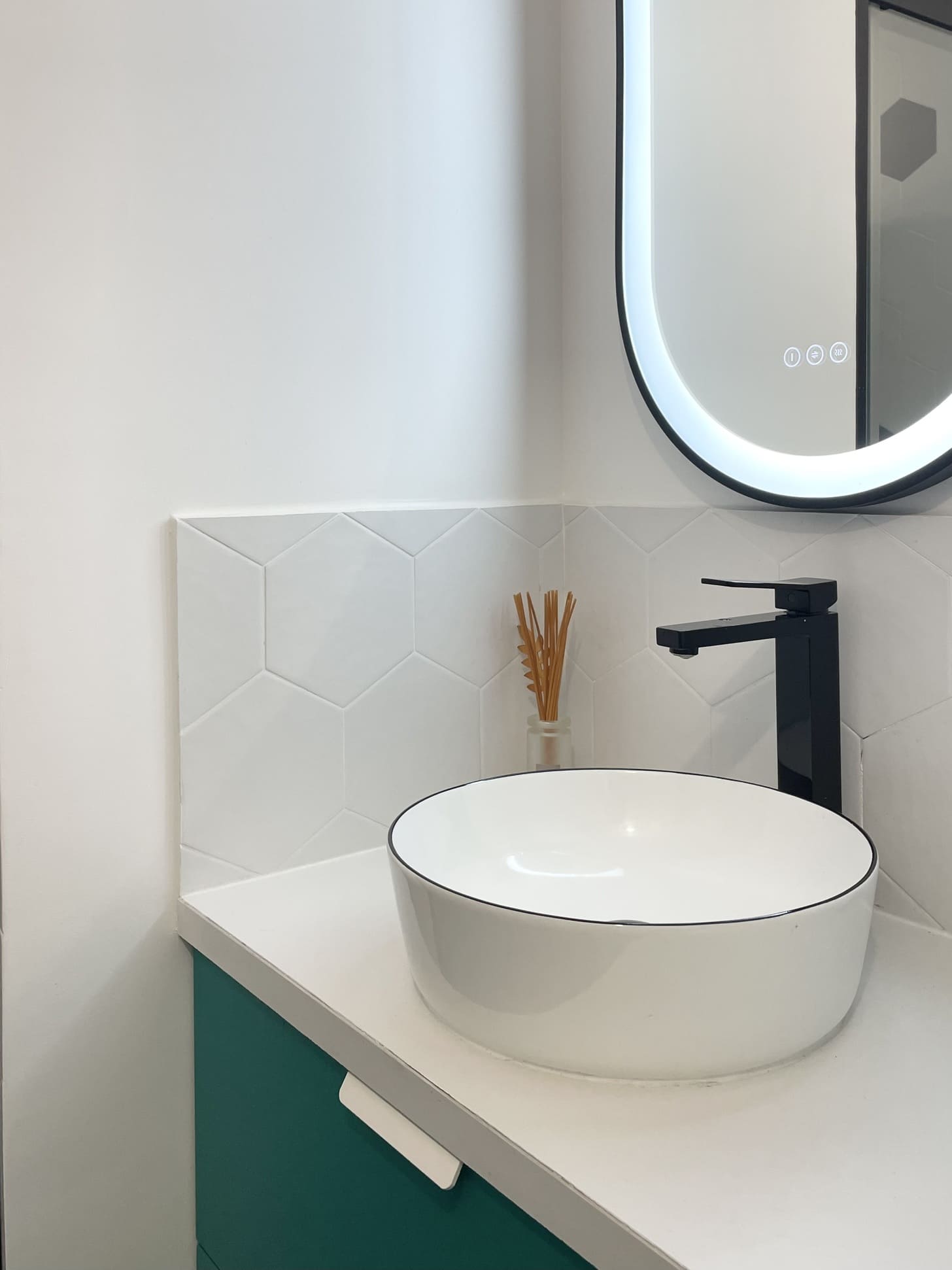 salle de bain verte décoration contemporaine appartement 110m2 Paris Photo : © Charlotte Gille salle de bain verte décoration contemporaine appartement 110m2 Paris Photo : © Charlotte Gille