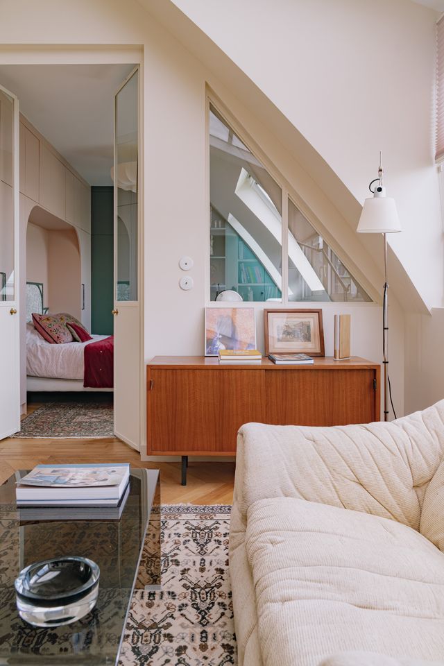 salon et chambre appartement 46m2 Paris dans anciennes chambres de bonne mansardées Photo : ©Jeanne Perrotte salon et chambre appartement 46m2 Paris dans anciennes chambres de bonne mansardées Photo : ©Jeanne Perrotte