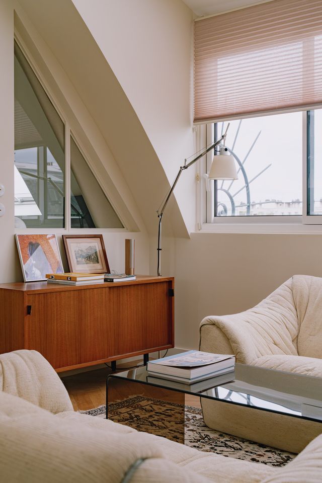 salon appartement 46m2 Paris dans anciennes chambres de bonne mansardées Photo : ©Jeanne Perrotte salon appartement 46m2 Paris dans anciennes chambres de bonne mansardées Photo : ©Jeanne Perrotte
