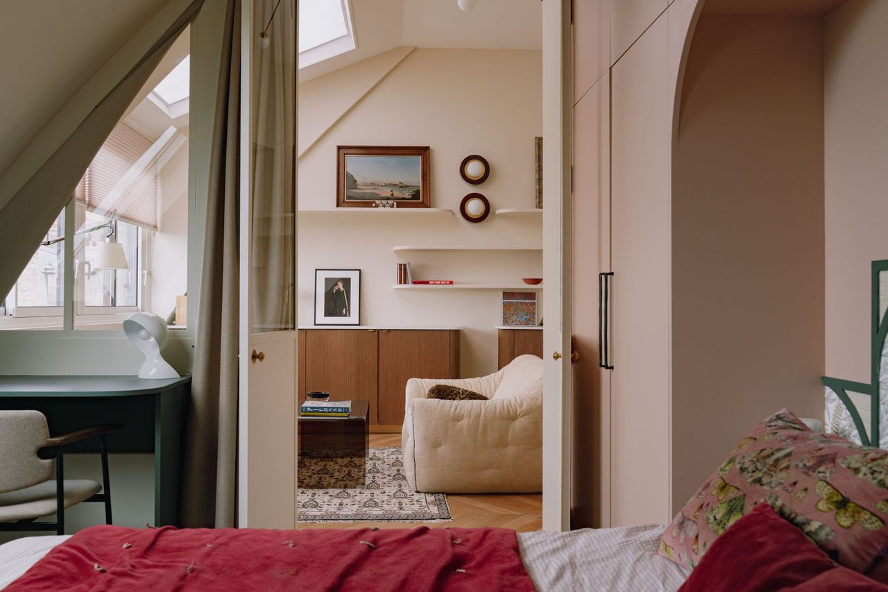 chambre appartement 46m2 Paris dans anciennes chambres de bonne mansardées Photo : ©Jeanne Perrotte chambre appartement 46m2 Paris dans anciennes chambres de bonne mansardées Photo : ©Jeanne Perrotte