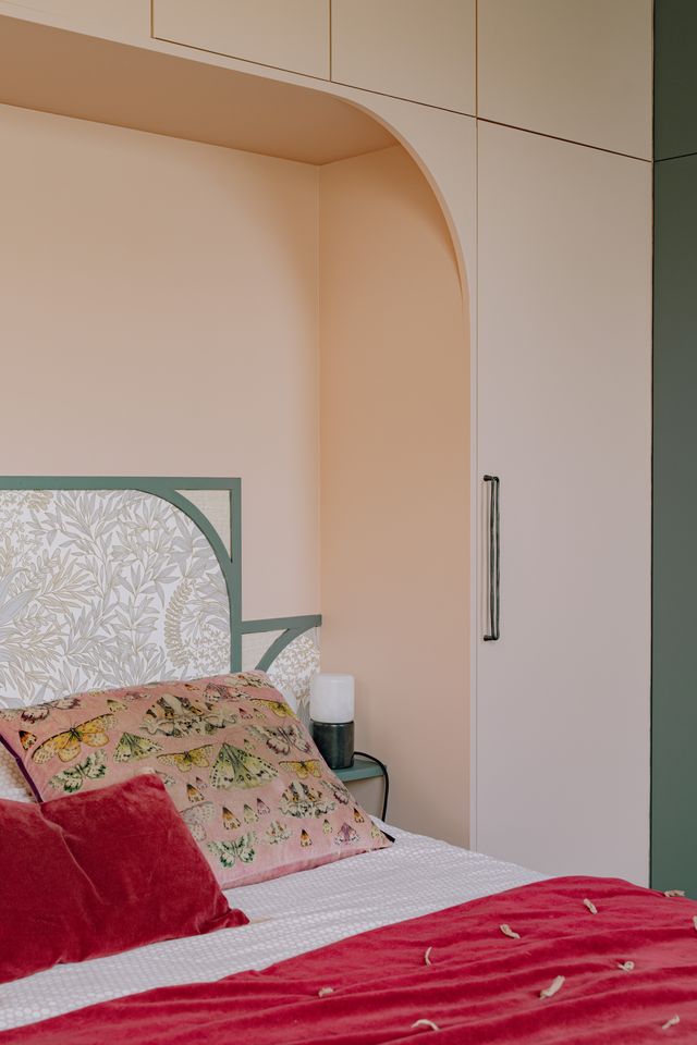 chambre lit pont appartement 46m2 Paris dans anciennes chambres de bonne mansardées Photo : ©Jeanne Perrotte chambre lit pont appartement 46m2 Paris dans anciennes chambres de bonne mansardées Photo : ©Jeanne Perrotte