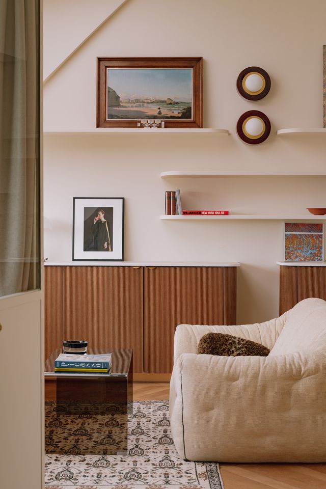 salon appartement 46m2 Paris dans anciennes chambres de bonne mansardées Photo : ©Jeanne Perrotte salon appartement 46m2 Paris dans anciennes chambres de bonne mansardées Photo : ©Jeanne Perrotte