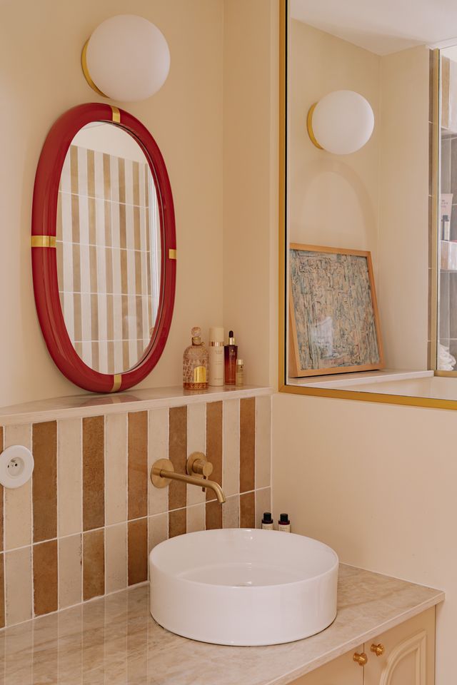 salle de bain appartement 46m2 Paris dans anciennes chambres de bonne mansardées Photo : ©Jeanne Perrotte salle de bain appartement 46m2 Paris dans anciennes chambres de bonne mansardées Photo : ©Jeanne Perrotte