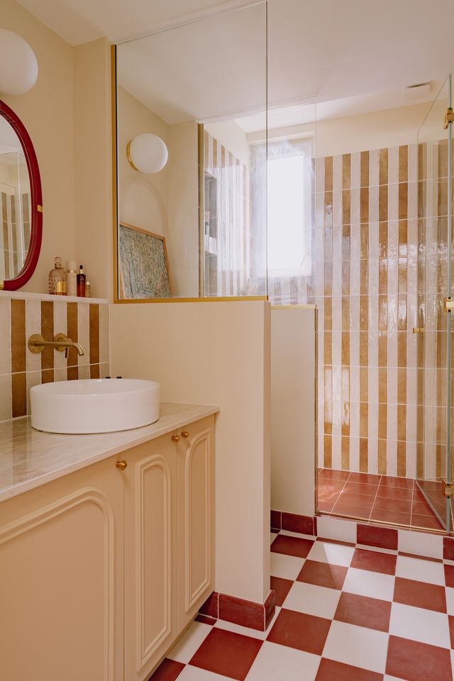salle de bain appartement 46m2 Paris dans anciennes chambres de bonne mansardées Photo : ©Jeanne Perrotte salle de bain appartement 46m2 Paris dans anciennes chambres de bonne mansardées Photo : ©Jeanne Perrotte