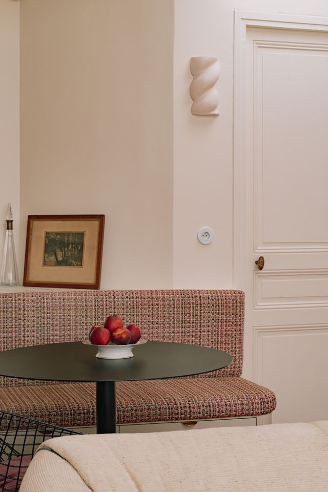 espace salle à manger appartement 46m2 Paris dans anciennes chambres de bonne mansardées Photo : ©Jeanne Perrotte espace salle à manger appartement 46m2 Paris dans anciennes chambres de bonne mansardées Photo : ©Jeanne Perrotte