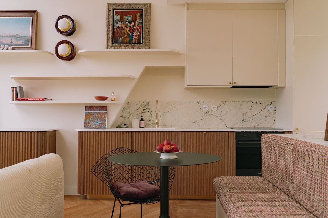 cuisine appartement 46m2 Paris dans anciennes chambres de bonne mansardées Photo : ©Jeanne Perrotte cuisine appartement 46m2 Paris dans anciennes chambres de bonne mansardées Photo : ©Jeanne Perrotte