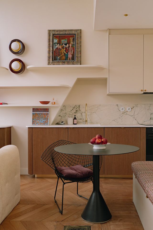 cuisine appartement 46m2 Paris dans anciennes chambres de bonne mansardées Photo : ©Jeanne Perrotte cuisine appartement 46m2 Paris dans anciennes chambres de bonne mansardées Photo : ©Jeanne Perrotte