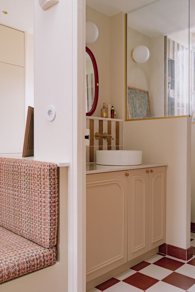 salle de bain appartement 46m2 Paris dans anciennes chambres de bonne mansardées Photo : ©Jeanne Perrotte salle de bain appartement 46m2 Paris dans anciennes chambres de bonne mansardées Photo : ©Jeanne Perrotte