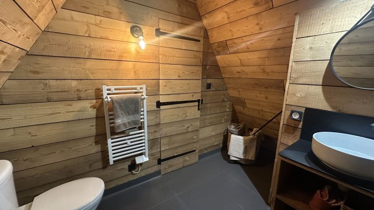 salle de bain chalet A-Frame France mini maison 28m2 Cistébois