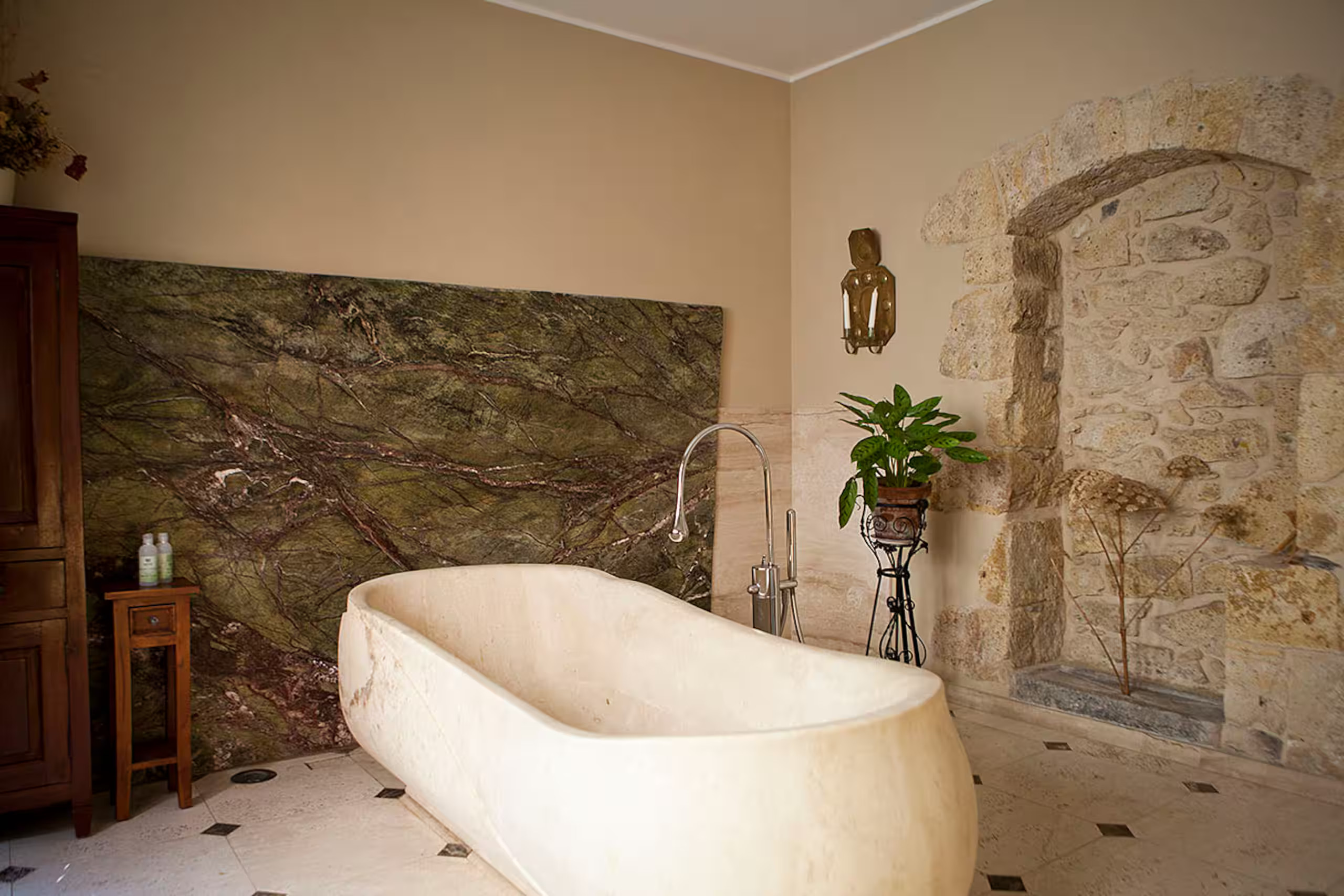 bathroom with marble bathtub townhouse in Sardinia Casa Orosei