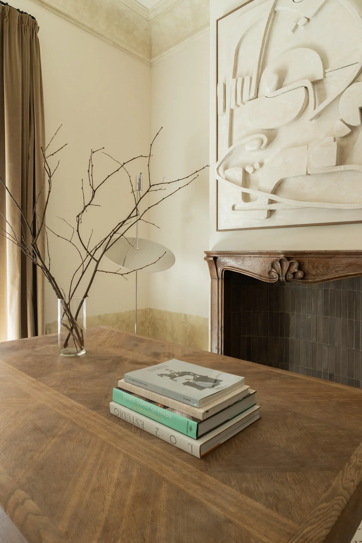 salon avec cheminée appartement ancien rénové plafond avec moulures décoration contemporaine salon avec cheminée appartement ancien rénové plafond avec moulures décoration contemporaine