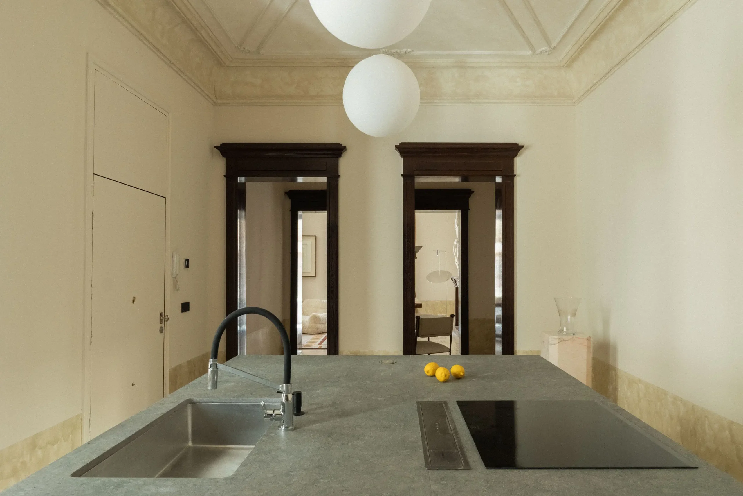 cuisine design appartement ancien rénové plafond avec moulures décoration contemporaine sol terrazzo cuisine design appartement ancien rénové plafond avec moulures décoration contemporaine sol terrazzo