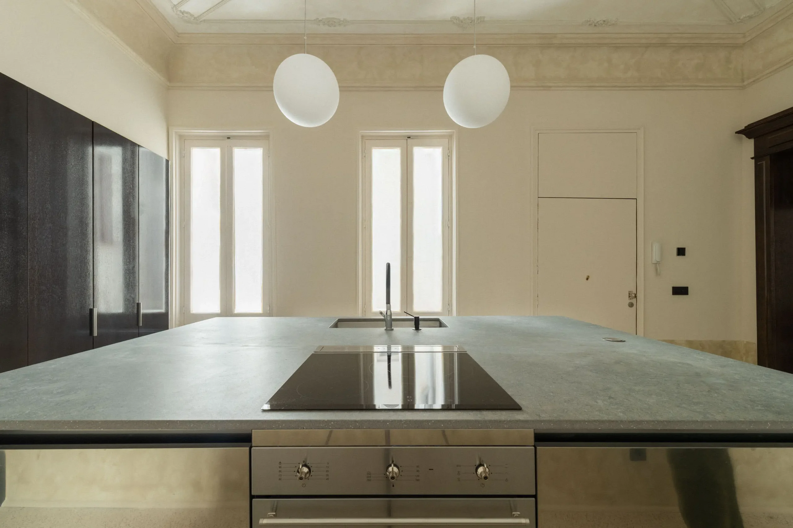 cuisine design appartement ancien rénové plafond avec moulures décoration contemporaine sol terrazzo cuisine design appartement ancien rénové plafond avec moulures décoration contemporaine sol terrazzo