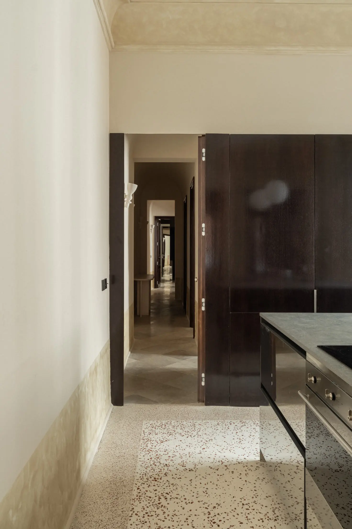 cuisine design appartement ancien rénové plafond avec moulures décoration contemporaine sol terrazzo cuisine design appartement ancien rénové plafond avec moulures décoration contemporaine sol terrazzo